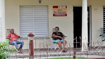 El 80% de sus habitantes depende del turismo, pero los negocios llevan meses sin ingresos. Un exjefe de cocina reconvertido en agricultor y un operador de aventuras sin clientes ilustran el desplome del sector (Foto EFE/ Ernesto Mastrascusa)