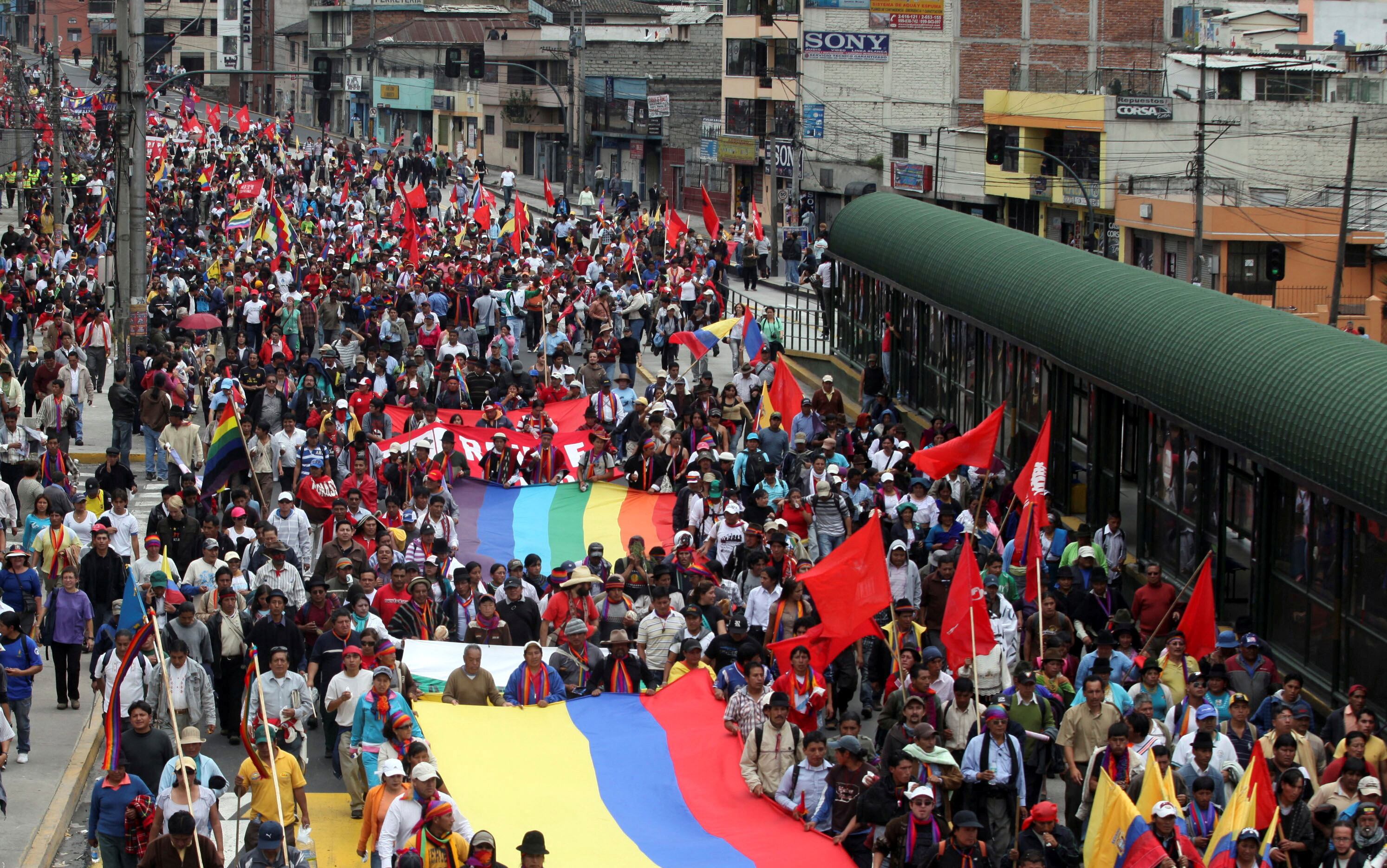 Manifestantes indígenas ecuatorianos participan en una marcha para protestar contra el proyecto minero de cobre El Mirador, en Quito (REUTERS/Gary Granja)