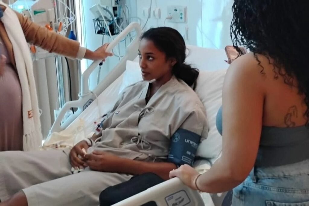 La exreina perdió el conocimiento tras el impacto y sufrió una grave lesión cerebral que requirió atención hospitalaria.(Redes sociales)