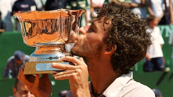 Gustavo Kuerten besa el trofeo