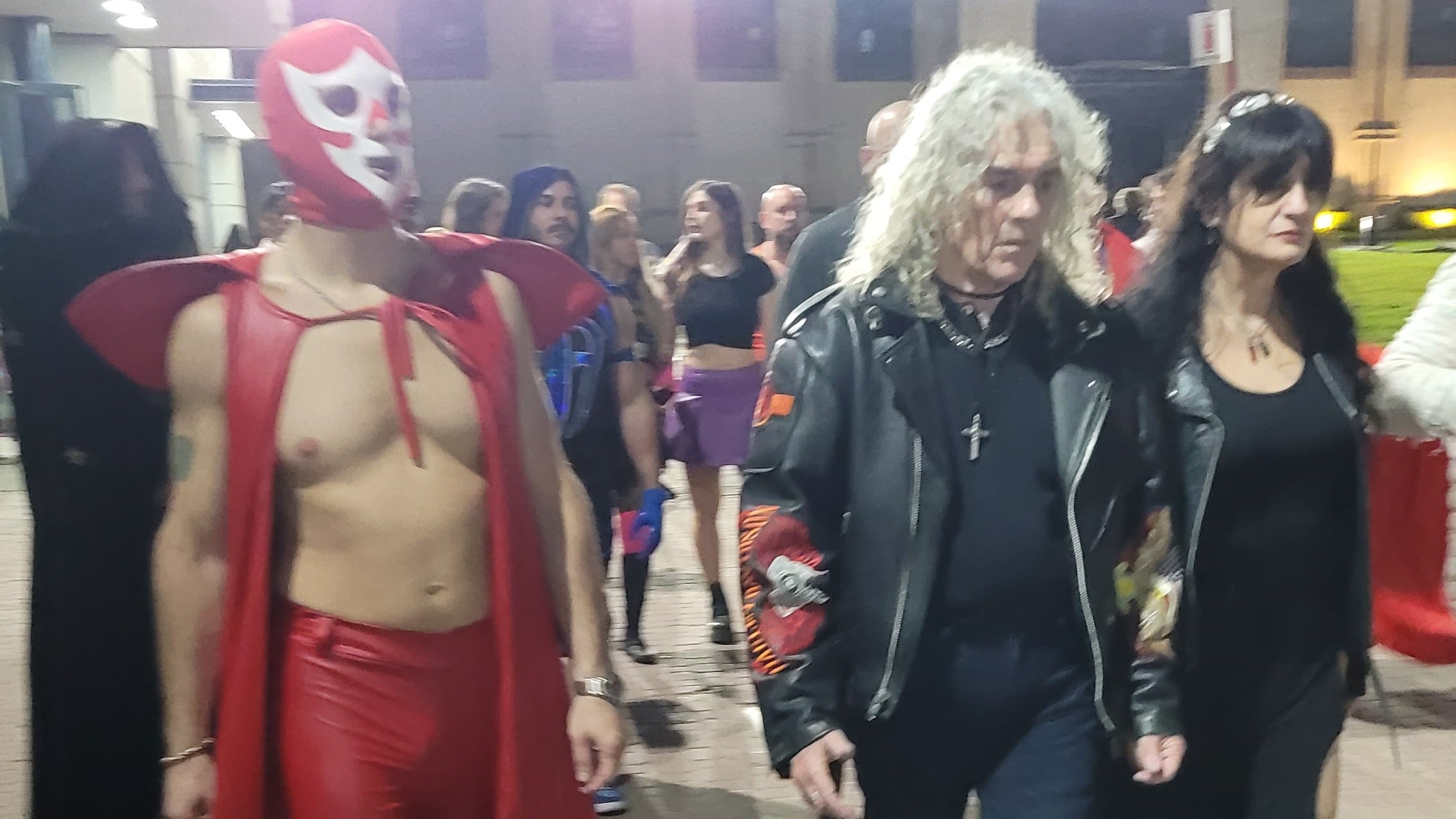 El Caballero Rpojo, junto con Billy Jim y Paulina Karadagian, irrumpieron en la Feria del Libro para anunciar sus próximos espectáculos, generando gran expectación entre los asistentes.