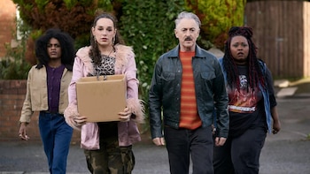 Alan Cumming en 'De puntillas' serie de HBO Max