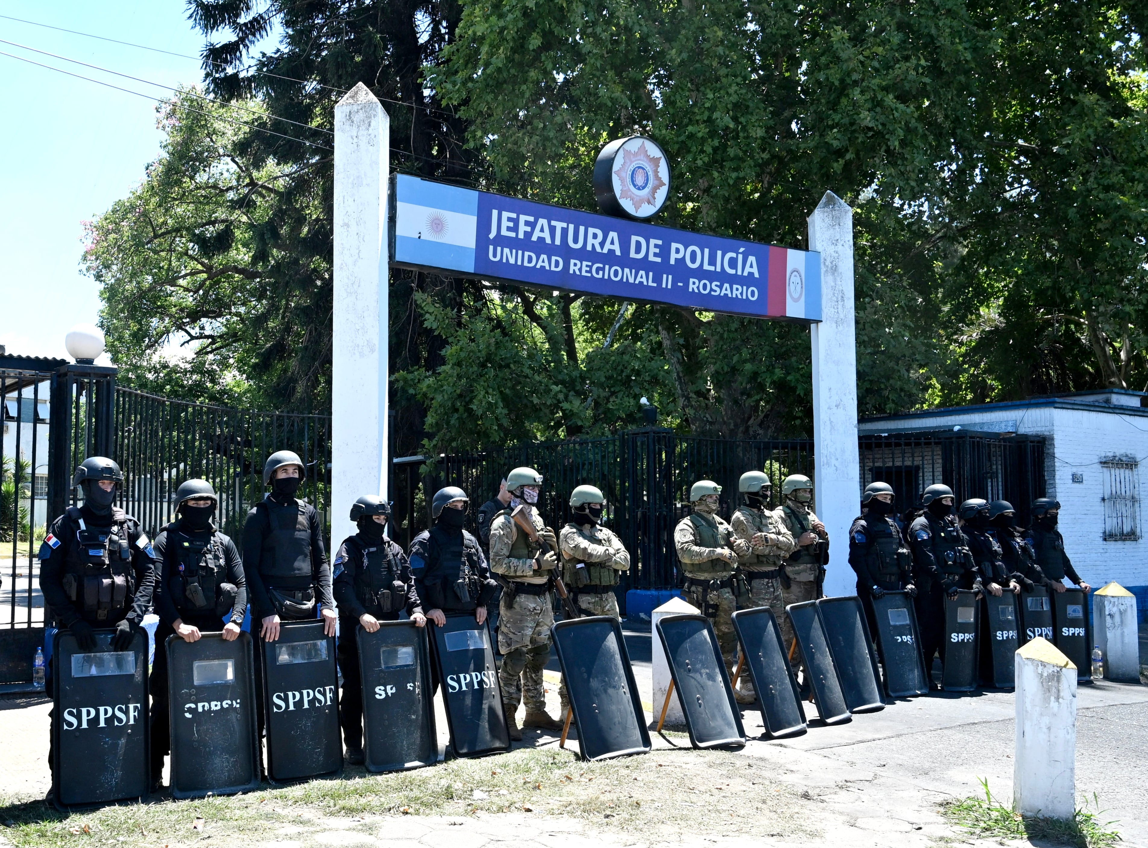 La protesta de los efectivos se realizó en la Jefatura de la Policía