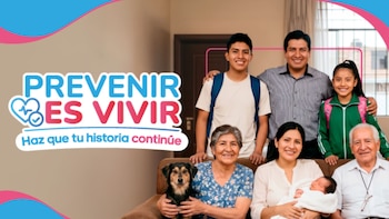 Siete personas de diferentes edades y un perro sentados en un sofá. Hay dos adultos mayores, dos adultos, dos jóvenes y un bebé. Letrero con 'Prevenir es Vivir'
