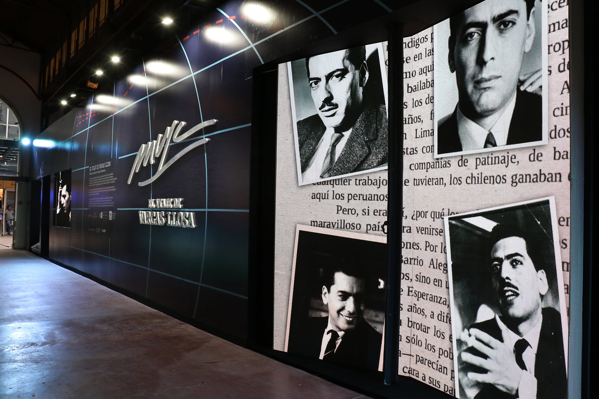 El pabellón de Perú en la Feria del Libro 2026 exhibe una impactante muestra dedicada a la vida y obra del premio Nobel Mario Vargas Llosa, con fotografías y textos de sus inicios. (Prensa delegación de Perú)