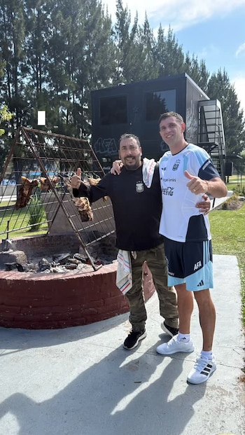 Dibu Martínez junto a Diego, el parrillero de la Selección (Instagram)