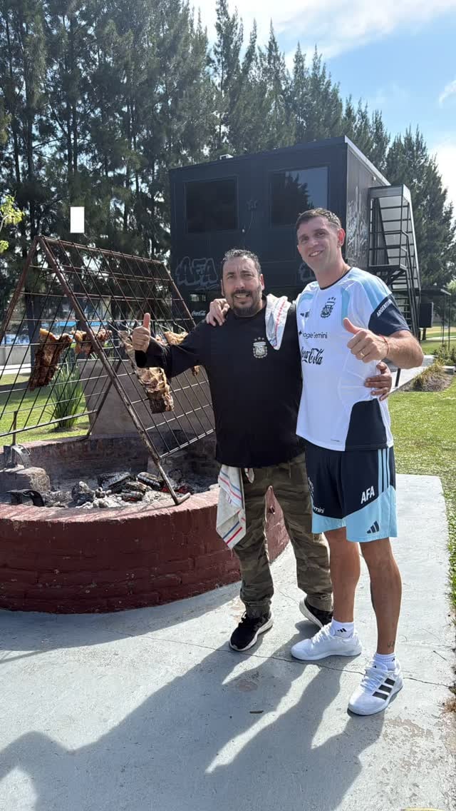 Dibu Martínez junto a Diego, el parrillero de la Selección (Instagram)