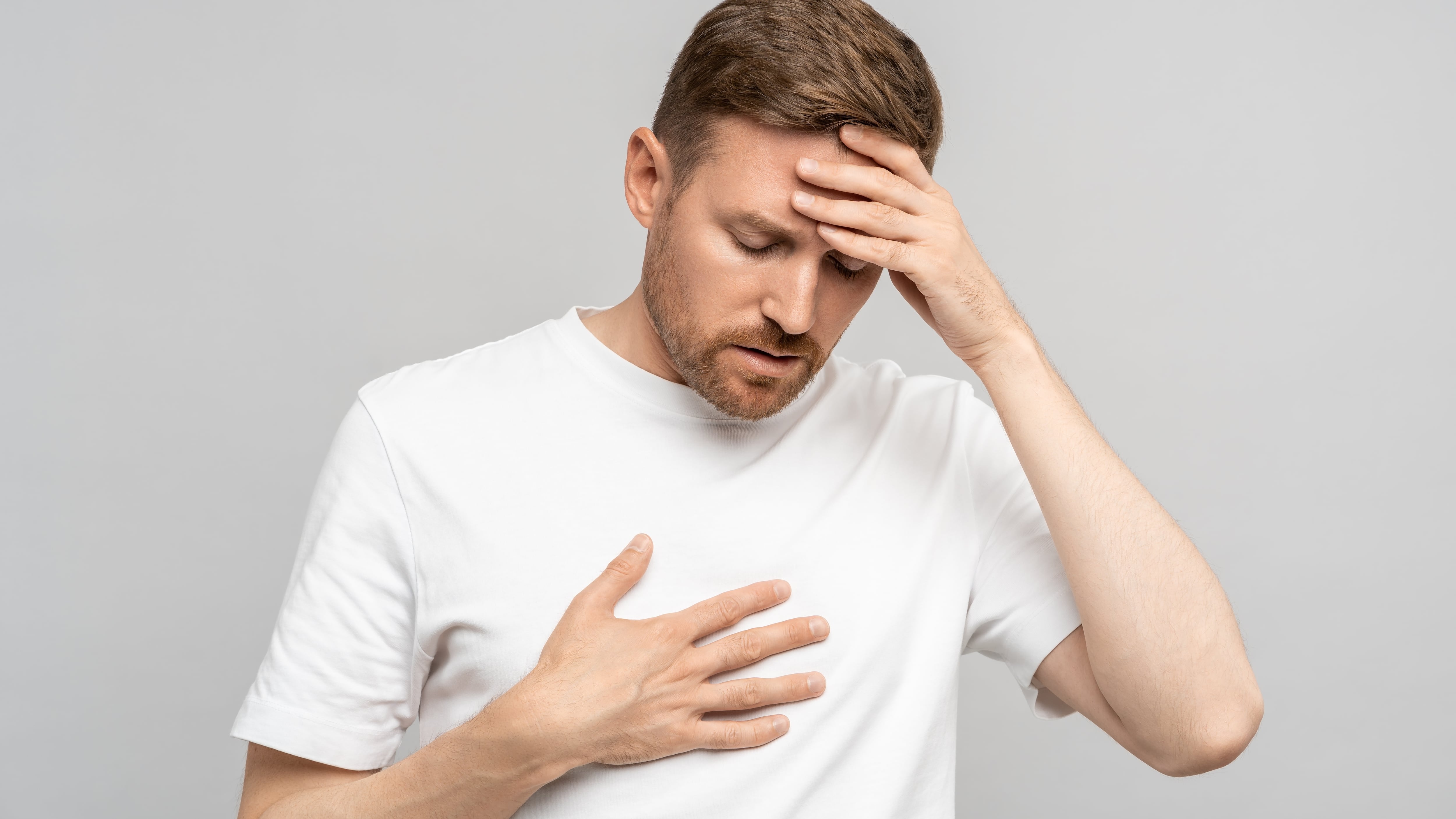 Un hombre sufre síntomas de un ictus. (Shutterstock)