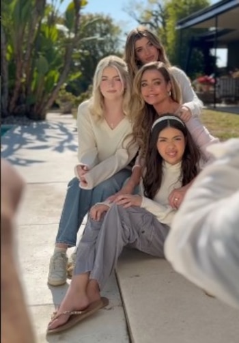 Denise Richards agradeció el apoyo de sus hijas mayores por la crianza de Eloise. (Instagram)