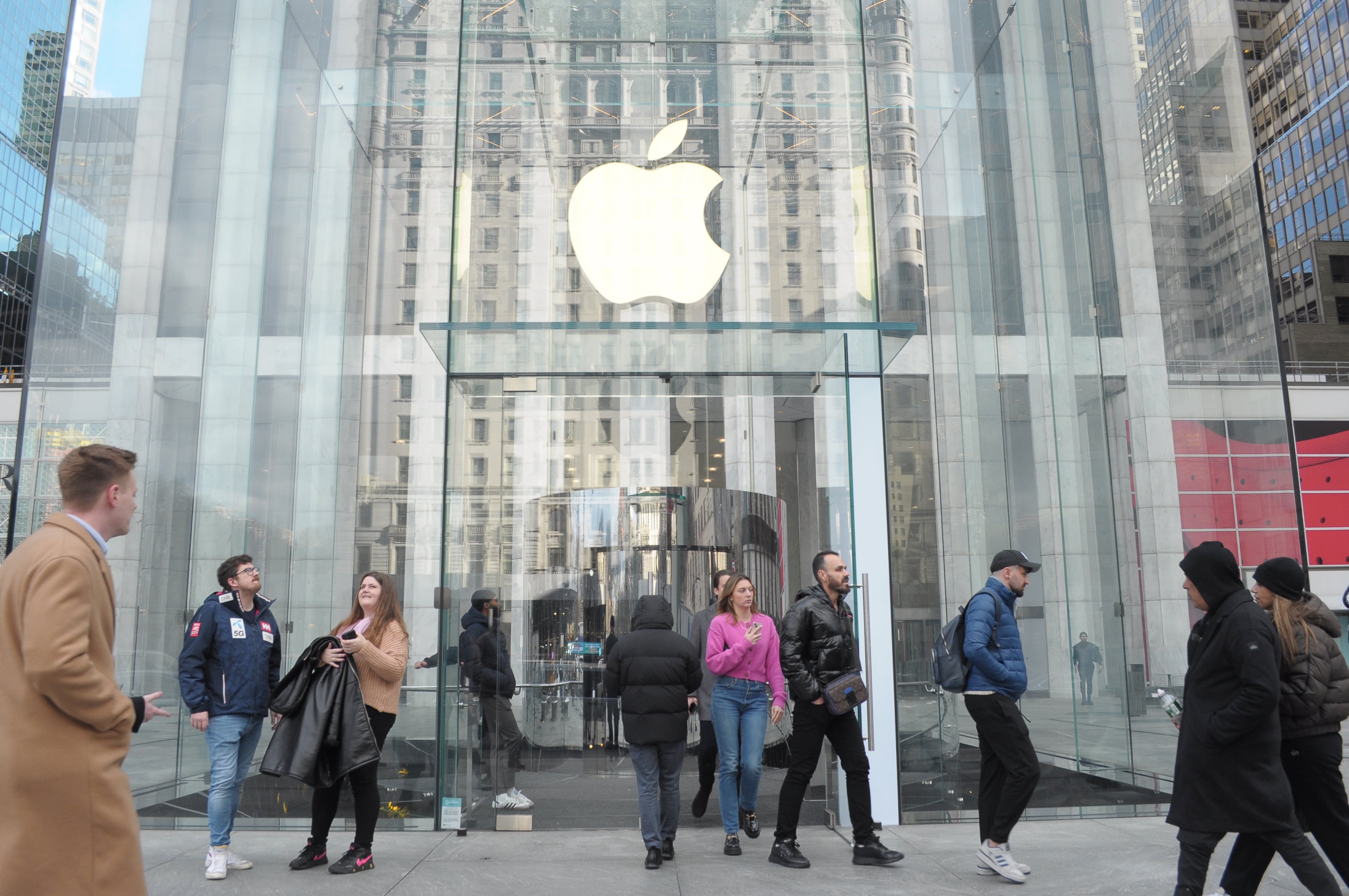 La tienda Apple de la 5ta Avenida, en Manhattan, Nueva York (Europa Press/Contacto/Jimin Kim)