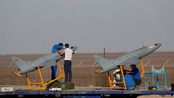 Personal militar inspecciona drones durante