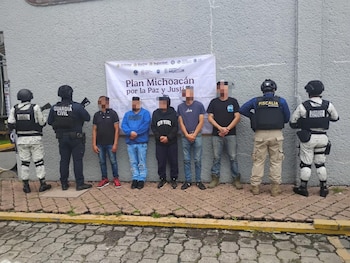 Fuerzas federales y estatales detuvieron a cinco presuntos integrantes de “La Birotiza” durante cinco cateos en Los Reyes, Michoacán. (X @FiscaliaMich)