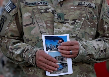 Un soldado sostiene una imagen del atentado a las Torres Gemelas del 11-S en EEUU (REUTERS/Stringer)