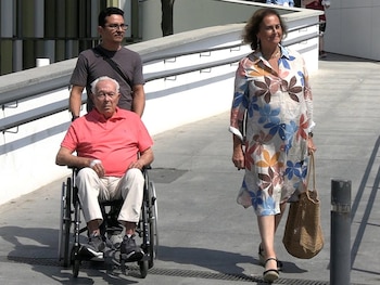 21/08/2026 Curro Romero ha recibido el alta hospitalaria este viernes 21 de agosto arropado por su mujer, Carmen Tello
EUROPA ESPAÑA SOCIEDAD