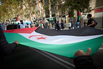 11/11/2023 Varias personas sujetan una bandera durante una manifestación en apoyo al Sahara Occidental, desde Atocha a la plaza de Jacinto Benavente, a 11 de noviembre de 2023, en Madrid (España). Este año, la manifestación parte con el lema: "el derecho internacional es el camino", con el objetivo del cumplimiento de los derechos humanos y el derecho internacional para conseguir la liberación del pueblo saharaui. Los manifestantes defienden la autodeterminación y la independencia.
POLITICA
Jesús Hellín - Europa Press