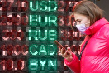 Una mujer con mascarilla cerca