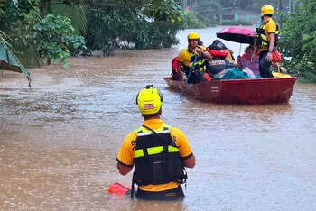 Según las autoridades, un total de 495 personas fueron trasladadas a albergues temporales por el avance de la onda tropical y la saturación de los suelos, con riesgo de inundaciones y deslizamientos en varias regiones. (Infobae Centroamérica/Cortesía Cruz Roja Costarricense y Bomberos Costa Rica)