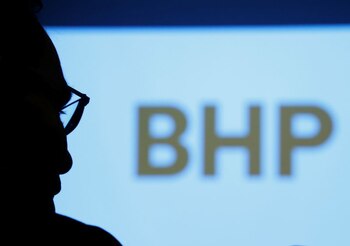 El logo de la minera BHP en una proyección durante una mesa redonda de la minera con periodistas en Tokio. Japón, 5 de junio de 2017. REUTERS/Kim Kyung-Hoon/Files