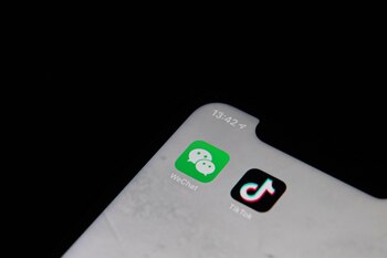 La tecnológica china ByteDance no venderá los negocios de TikTok en Estados Unidos a Microsoft ni a Oracle, y no entregará su código fuente a ningún comprador estadounidense, asegura hoy la televisión estatal del país asiático CCTV.
EFE/EPA/ROMAN PILIPEY/Archivo