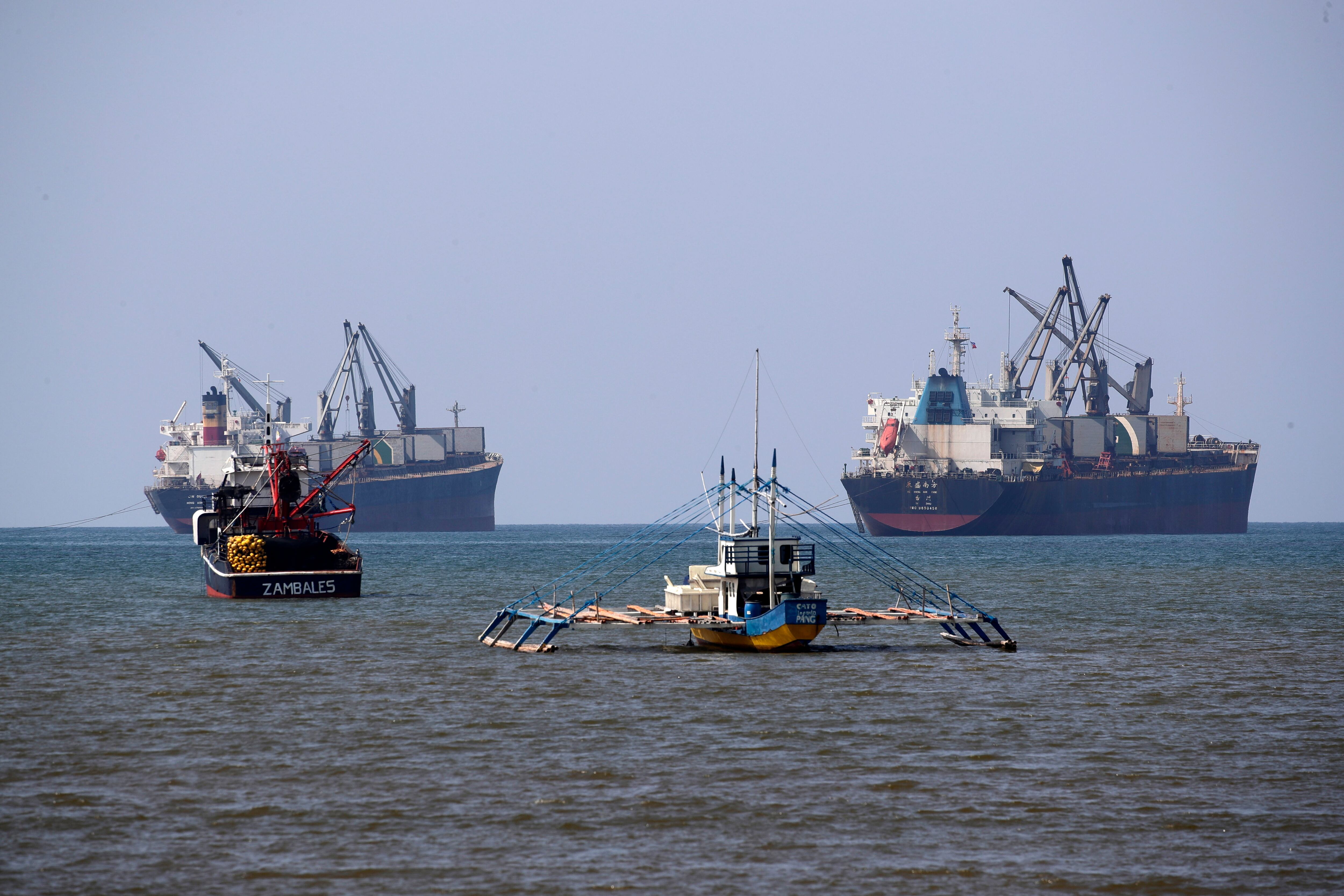 Buques chinos anclados junto a barcos pesqueros de propiedad filipina, en una fotografía de archivo. (EFE/EPA/Francis R. Malasig)