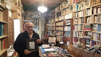 La biblioteca de Prudencio Mateos, un archivo privado de piezas únicas del siglo XX que comenzó su padre tras una infancia marcada por la Guerra Civil