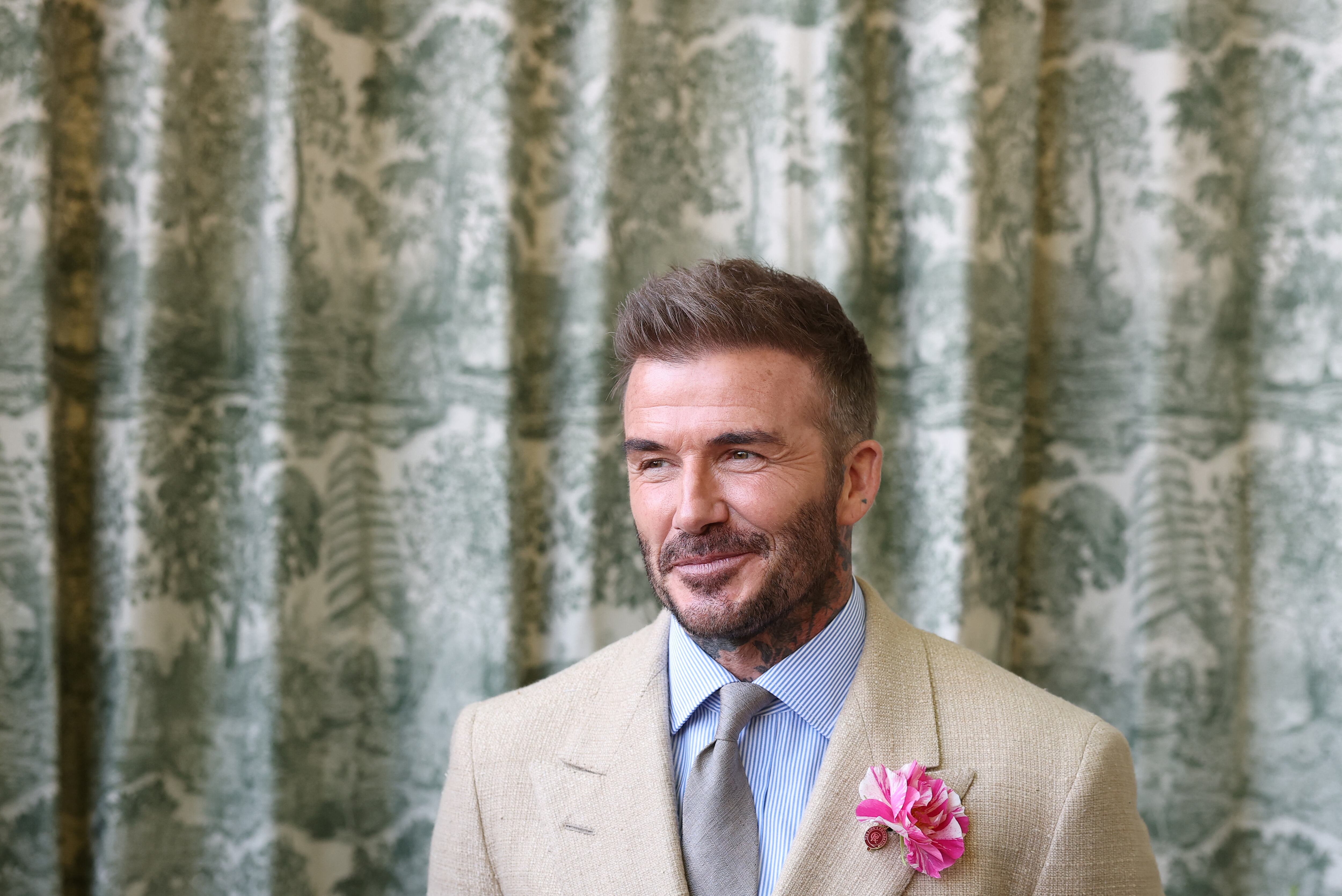 En el siglo XXI, figuras como David Beckham reinterpretan el dandismo fusionando elegancia, creatividad e individualismo REUTERS/Toby Melville/Pool