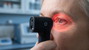 Una técnica experimental con luz infrarroja podría proteger la visión en adultos mayores
