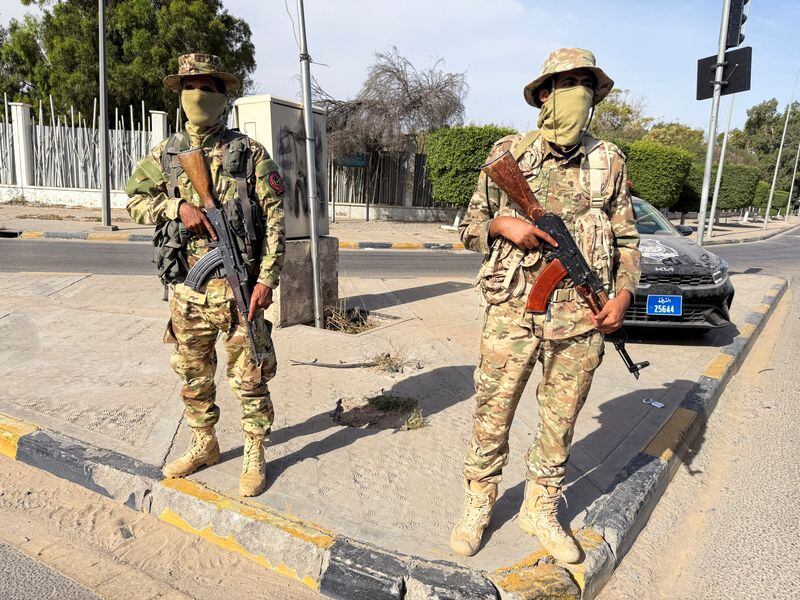 FOTO DE ARCHIVO. Miembros de la Brigada 444 del Ejército libio, una unidad al servicio del Gobierno de Unidad Nacional (GUN) y del primer ministro Abdulhamid al-Dbeibah, montan guardia en la zona de Abu Salim, en Trípoli, Libia. 13 de mayo de 2025. REUTERS/Ayman al-Sahili