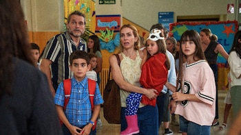 Kira Miró y Salva Reina protagonizan ‘Tres de más’, una comedia familiar que ahonda en la (no) paternidad: “También hay que explicar a los niños lo difícil que es ser padre”