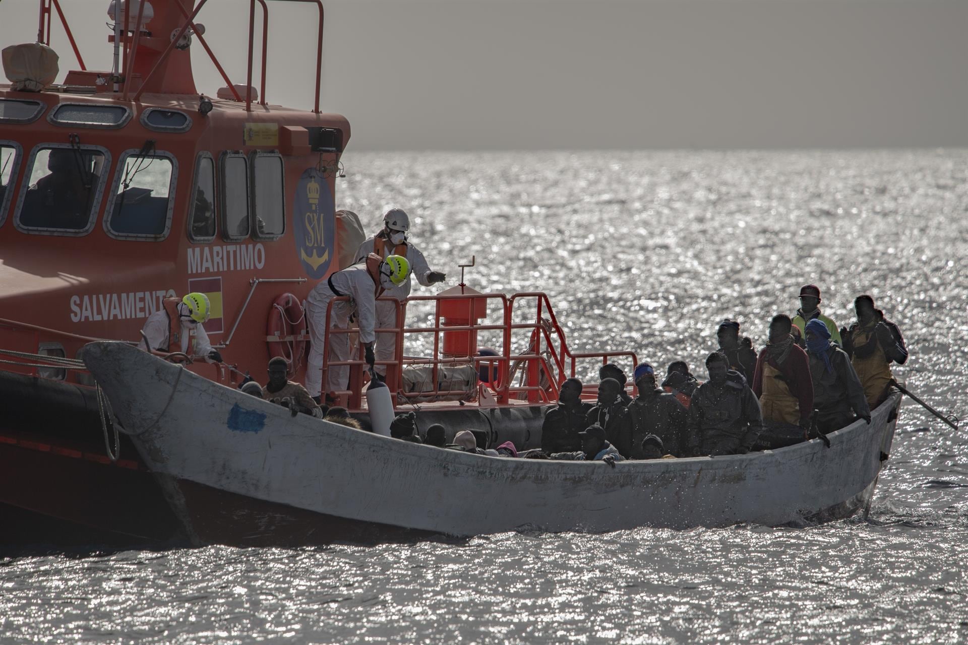 Imagen de un rescate de Salvamento Marítimo a una embarcación con varias personas migrantes. (Europa Press)
