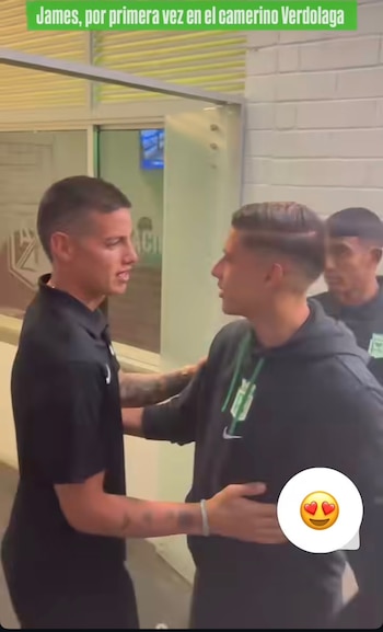 James Rodríguez estuvo saludando a sus compañeros en el camerino -crédito @nacionaloficial/Instagram