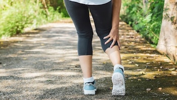 Experto afirma que el dolor al caminar que desaparece en reposo es "señal de alerta" de enfermedad arterial periférica