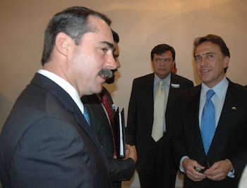 MÉXICO, D.F.30ENERO2006.-
Sergio Estrada Cajigal, gobernador de Morelos, y Miguel Ángel Yunez, subdirector de Prevención de Participación Ciudadana de la SSPF durante la XX Reuniòn del Consejo nacional de Seguridad Pública.
FOTO:Iván Stephens/CUARTOSCURO/CUARTOSCURO.COM