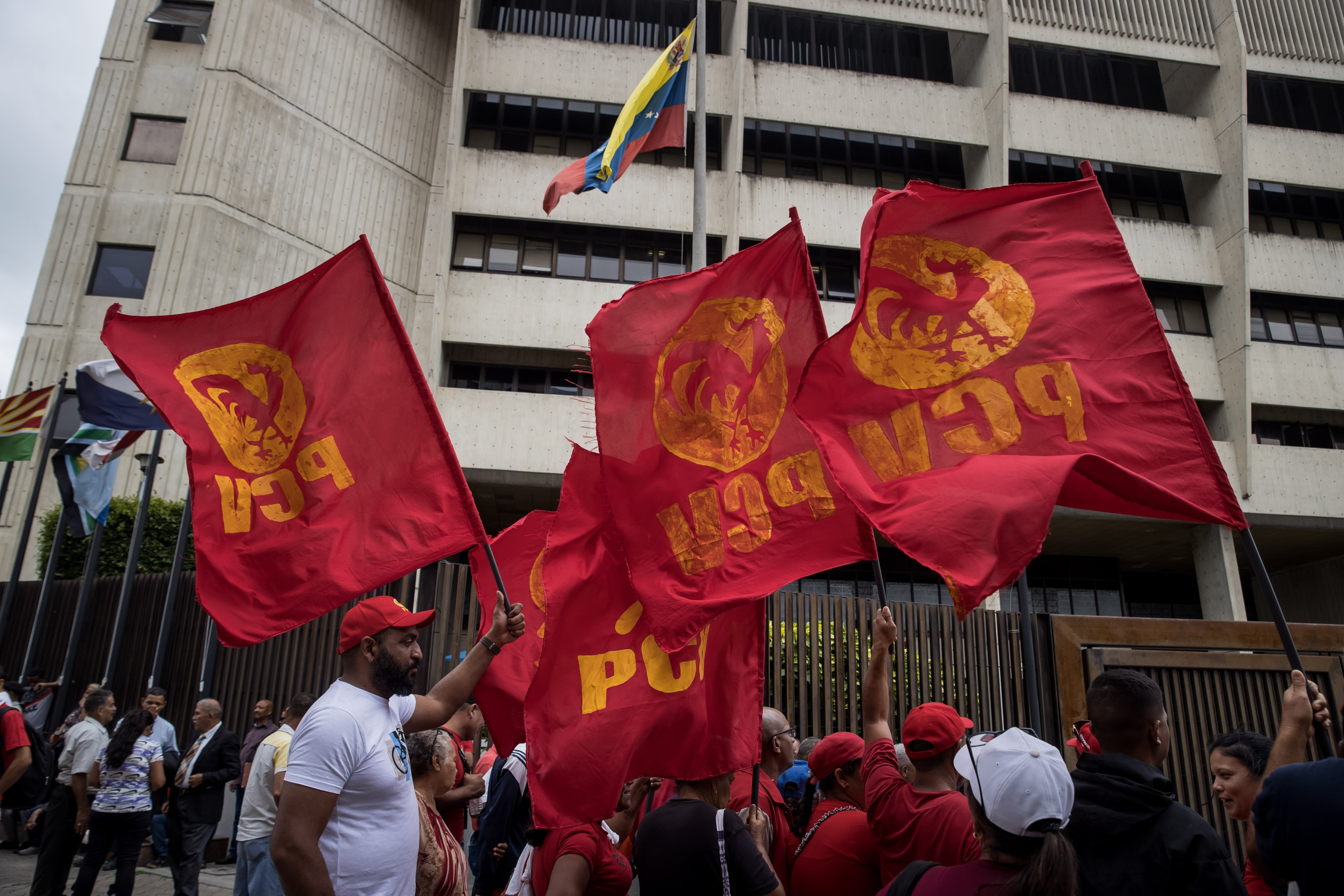Fotografía de archivo en la que aparece un grupo de militantes del Partido Comunista de Venezuela (EFE/Miguel Gutiérrez)