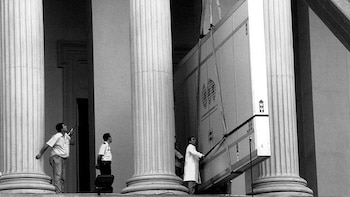 El despliegue “único en la historia” que hizo falta para mover el ‘Guernica’ de Picasso por última vez: “Es más fácil desmontar un templo egipcio que eso”