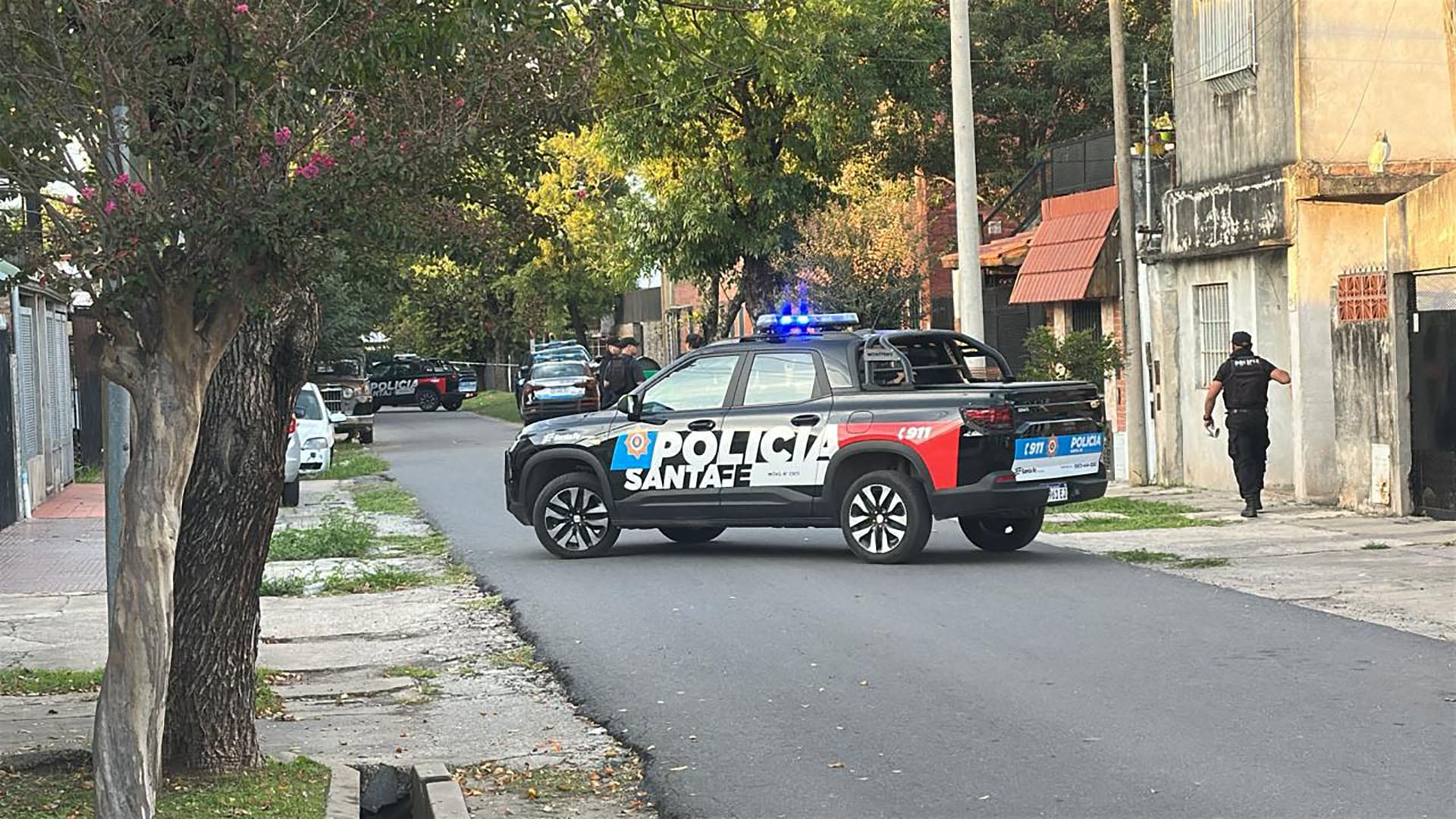 Personal de la Policía de Santa Fe responde a una amenaza de bomba dejada en una nota en una escuela de Rosario, asegurando la zona con un operativo y presencia de vehículos policiales.