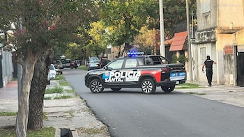 Hallaron un supuesto artefacto explosivo con un mensaje narco en una escuela de Rosario: suspendieron las clases