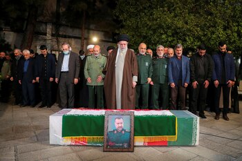 El Ayatollah Ali Khamenei encabezó los rezos en el funeral de Razi Moussavi (WANA/Reuters)