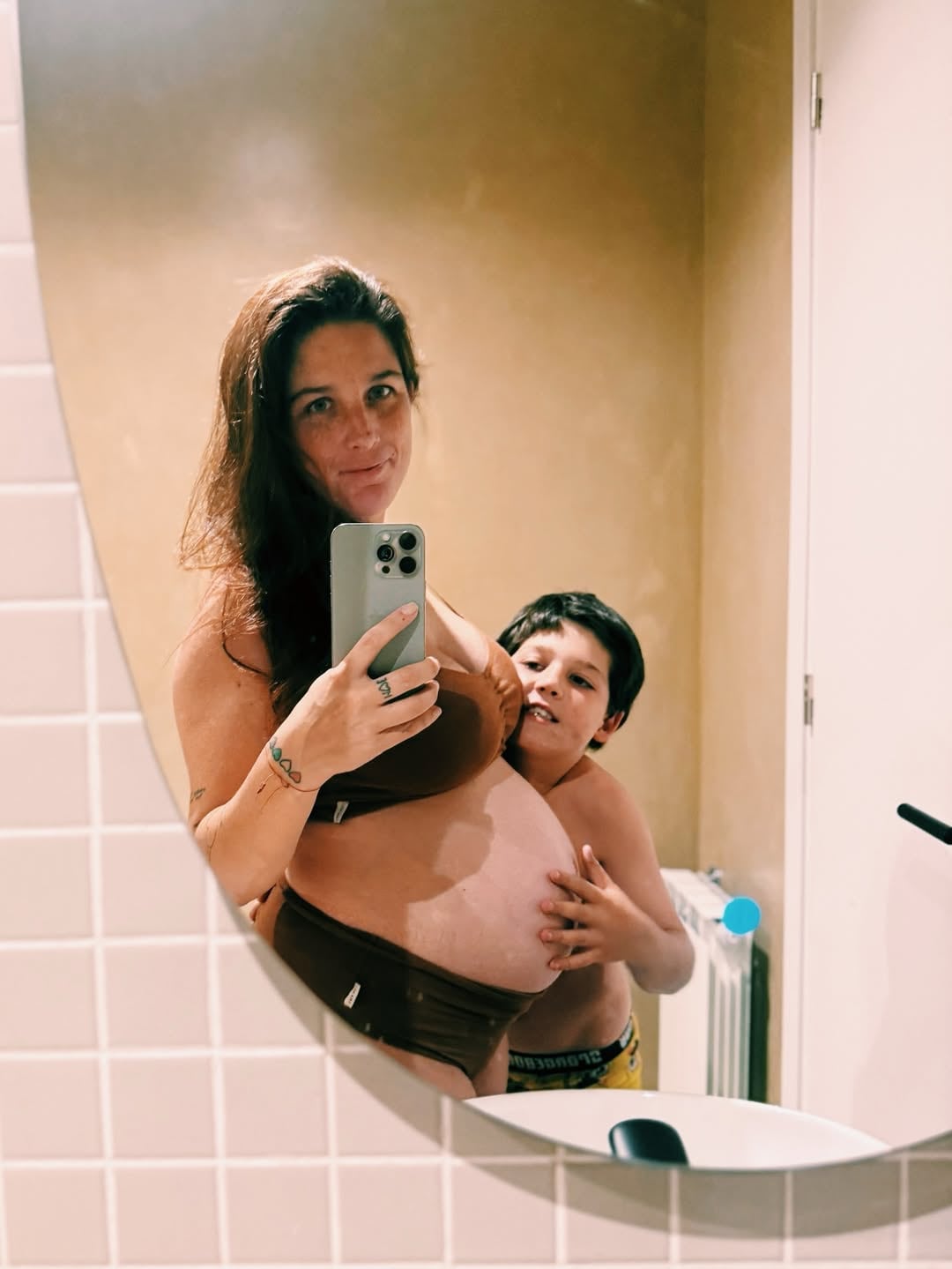 Las fotos tomadas en el baño de Juana Repetto destacan el vínculo cotidiano y espontáneo entre madre e hijos durante el embarazo
