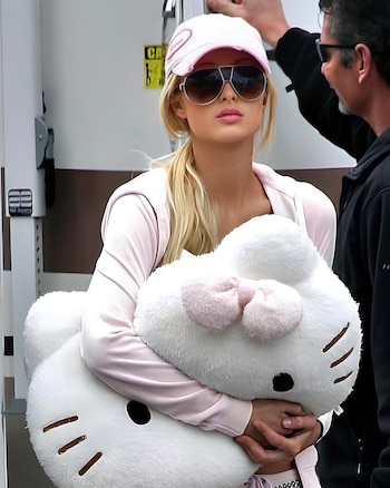 La Empresaria Paris Hilton toca