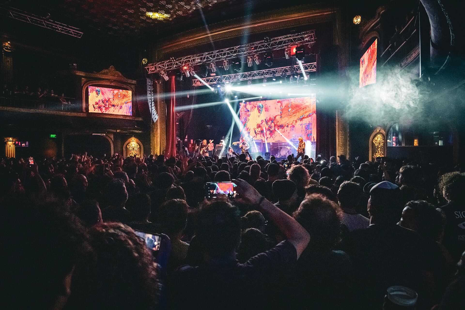 Con el Teatro Flores colmado, la banda hizo ruidos a la par de la emoción de sus seguidores