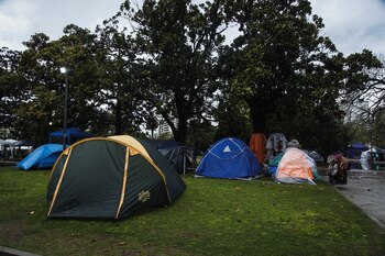 Con hoteles colapsados, alojamientos solidarios,