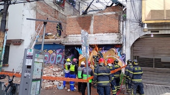 Colapsa por lluvias losa de casa antigua sobre adulta mayor e hijo en CDMX, ella fue rescatada a y él es buscado
