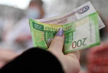 Billetes de 200 y 500 rublos (REUTERS/Alexey Malgavko)