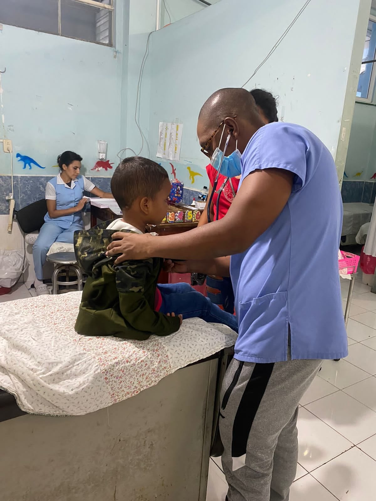 Guatemala iniciará el retiro progresivo de la Brigada Médica Cubana en 2026, priorizando la contratación de médicos locales para mantener los servicios de salud. Fotografías: Facebook Embajada de Cuba en Guatemala