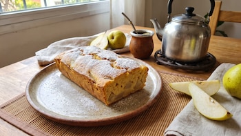 Receta de budín de harina de garbanzo y peras, rápida y fácil