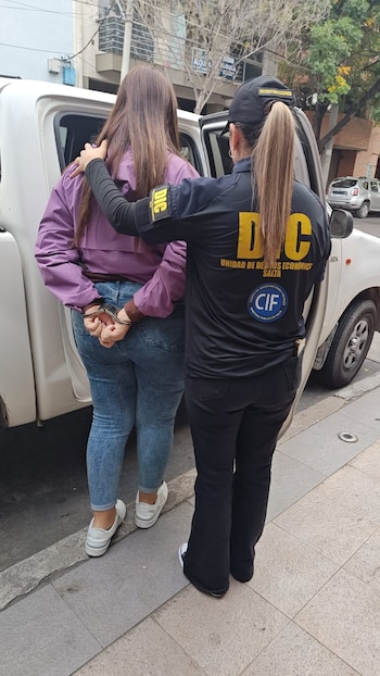 La empleada administrativa ingresaba certificados y generaba recibos por servicios nunca realizados, según la investigación judicial