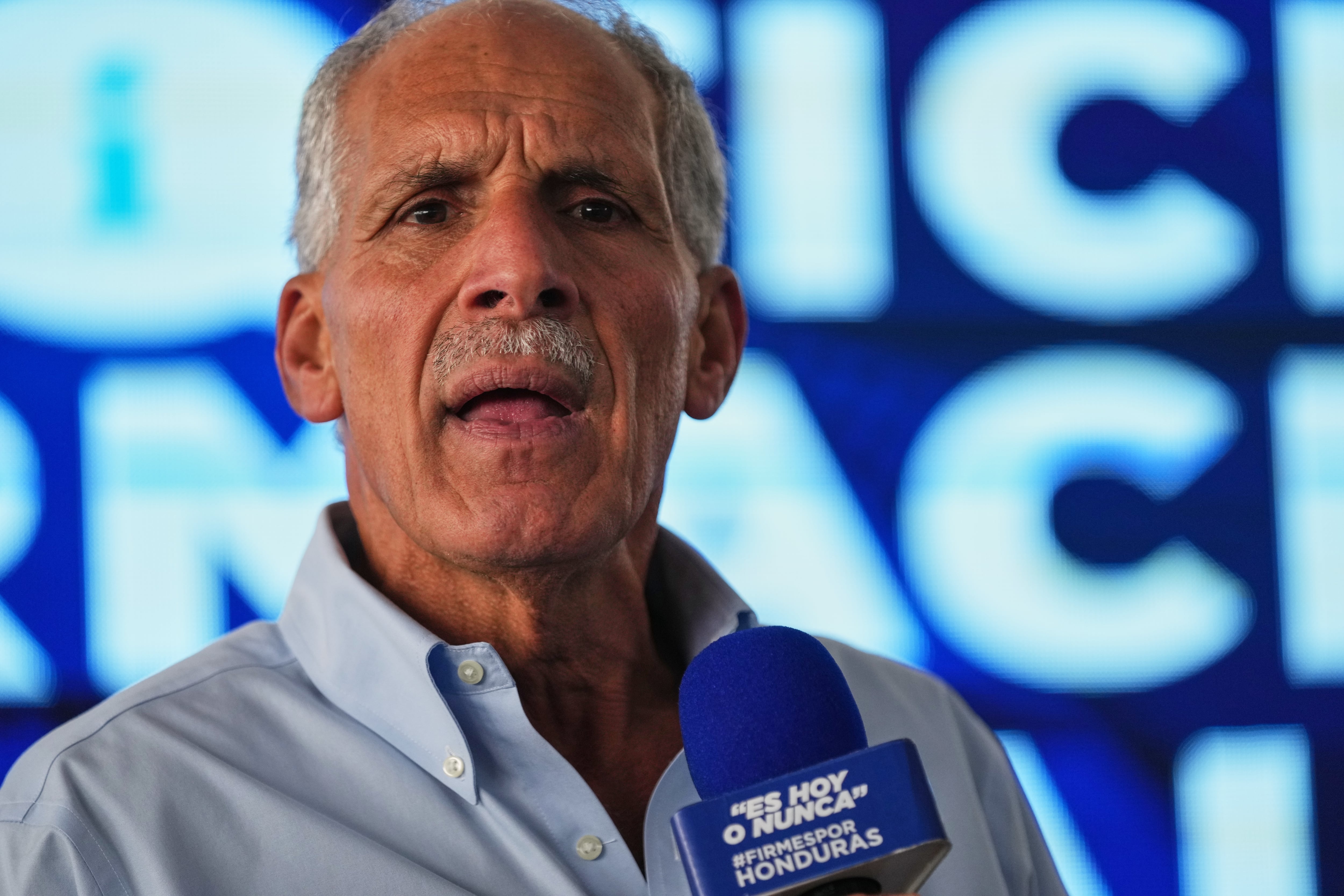 El candidato presidencial Nasry Asfura, del Partido Nacional, ofrece una conferencia de prensa en Tegucigalpa (AP Foto/Moisés Castillo)