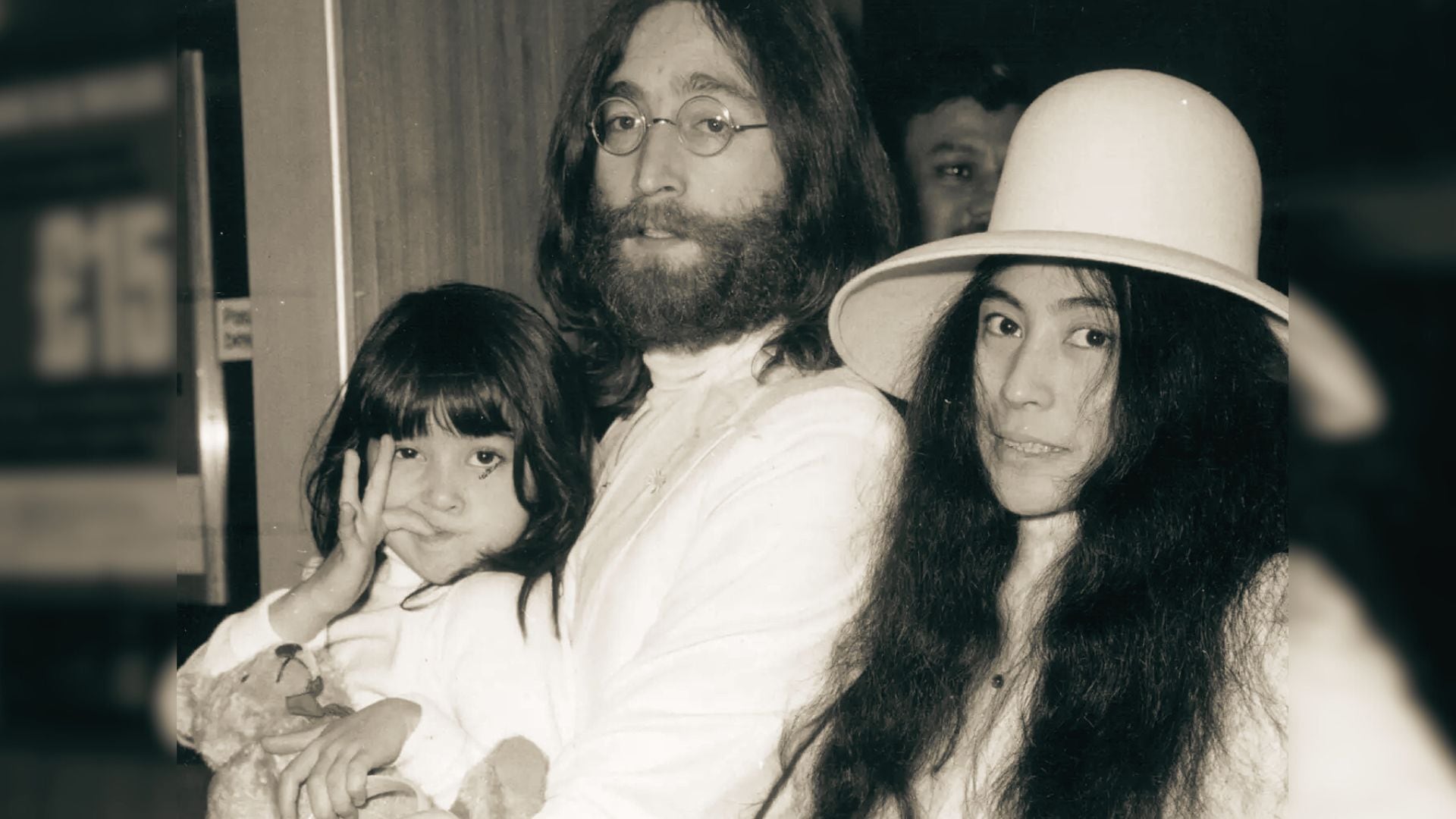 Durante años, John Lennon y Yoko Ono buscaron a Kyoko sin éxito, mientras ella vivía en el anonimato (Central Press/vía PEOPLE)