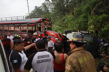 El grave accidente dejó como saldo fatal a una persona fallecida y 10 lesionados. (Cortesía: Bomberos Voluntarios)